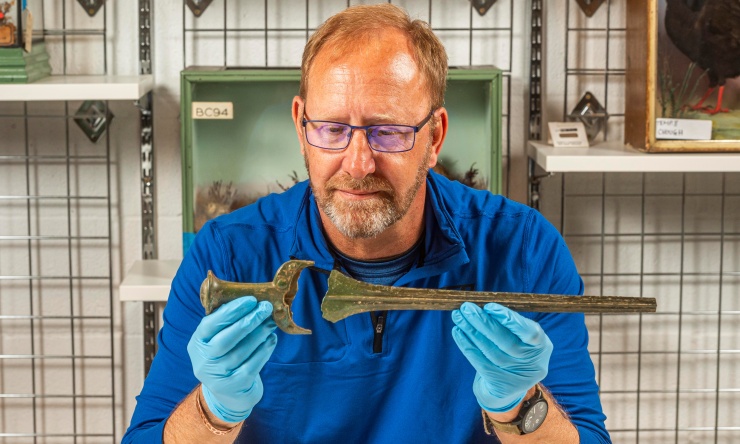 Half a million for 600 crowns: Lost detectorist discovers a unique rapier from the Bronze Age